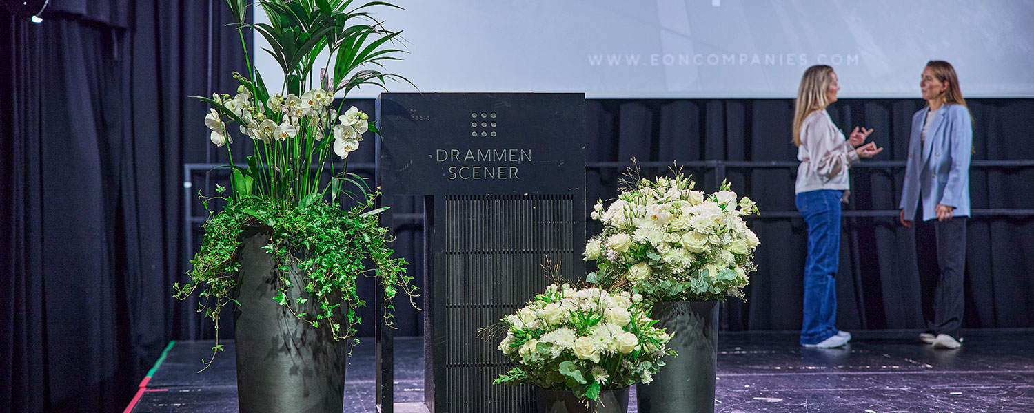 Interiør- og blomsterbilde med klikkbare elementer